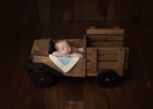 Vancouver_WA_Newborn_Photographer_Gretchen_Barros_Photography_Newborn_in_Truck