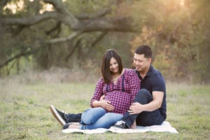 Vancouver_WA_Newborn_Photographer_Gretchen_Barros_Photography_Looking_at_Belly