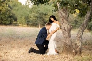 Vancouver_WA_Newborn_Photographer_Gretchen_Barros_Photography_MaternityKissing_Belly