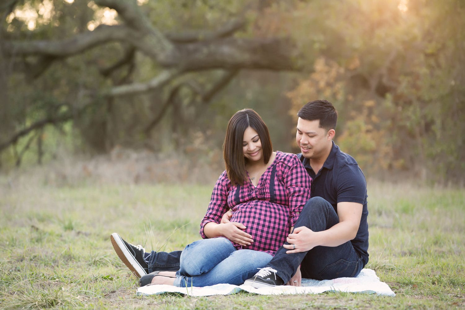 Portland_Maternity_Photographer_Gretchen_Barros_Photography_Looking_at_Belly