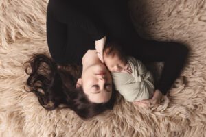 Portland Newborn Photographer Gretchen Barros photography mom and baby